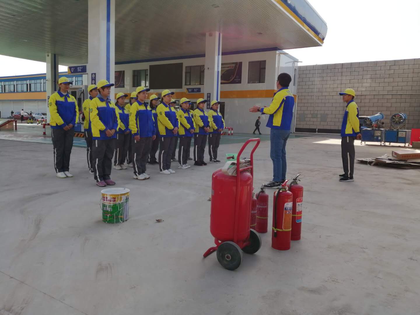 中国燃料加油站开展消防演练活动！
